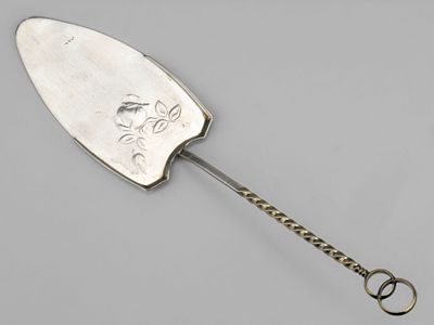Лопатка для свадебного торта. СССР, 1974 год. 
Серебро 916 пробы, литье, штамп, 