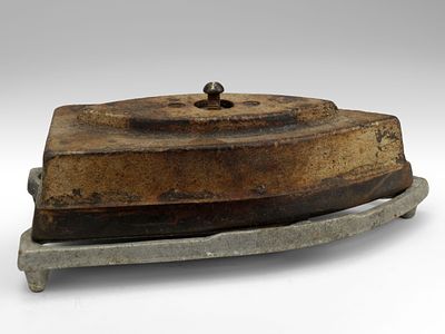 Утюг с подставкой. Москва, МЕТХИМПРОМ, СССР, 1950-1960-е годы. 
Чугун, подставка - 