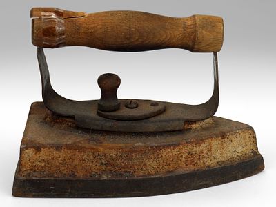 Утюг. СССР, 1950-60-е годы. 
Чугун, дерево. 
Размер 17,5х9х12,5 см. 
Состояние отличное, 