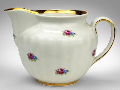 Сливочник. Дмитровский фарфоровый завод (Вербилки), СССР, 1954-1965 гг. 
Фарфор, деколь, 