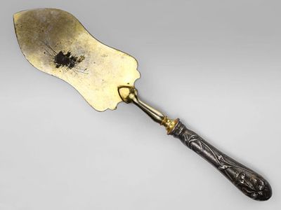 Лопатка с серебряной ручкой в стиле Ар нуво. Германия, начало ХХ века. 
Серебро 800 пробы 