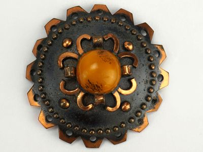 Брошь с янтарем - сакта, фибула, Прибалтика, СССР, 1950-70гг. 
Медный сплав, янтарь, 