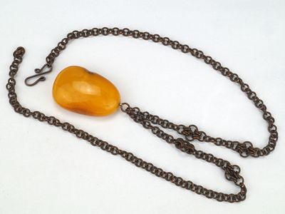 Кулон - подвеска янтарь (желток) с цепочкой из меди, Калининград, СССР, 1930-1960гг. 
Размеры: 