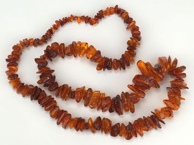 Бусы, колотый полированный Янтарь, Калининград, СССР, середина ХХ века. 
Размер: длина нитки 