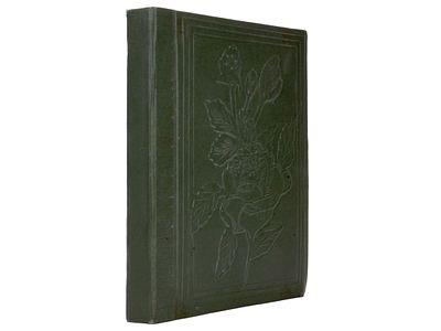 Альбом для фотографий. Твердый переплет с тиснением на верхней крышке. Альбомный формат (32 