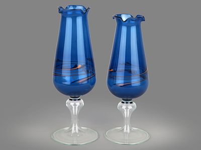 Ваза декоративная в форме бутона. Две штуки. Лауша, ГДР. 1960 — 1980 гг. 
Стекло цветное 