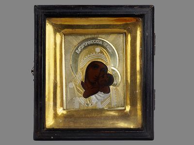 Иконка дорожная в окладе и киоте &laquo;Богоматерь Касперовская&raquo;. Серебряный оклад. 
Дерево, масло; 