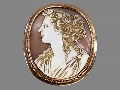 [Советский Модерн. Шедевр СЮТ] Золотая брошь-камея на раковине &laquo;Профиль нимфы (Вакханки)&raquo;. 