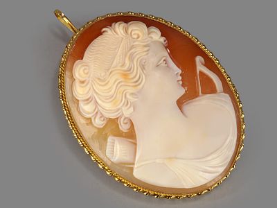 [Трансформер] Брошь-подвеска с камеей &laquo;Профиль Артемиды&raquo;. Италия, Неаполь, 1968–1999 гг. 