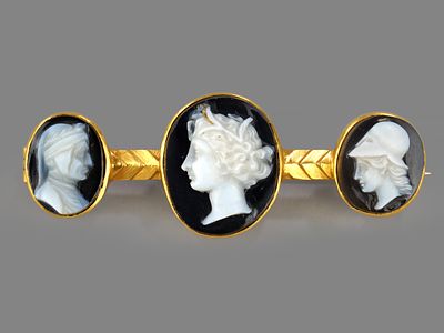 [Мудрость - Вдохновение - Гениальность] Золотая брошь в виде триптиха из агатовых камей. 