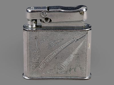 [Советская агитационная галантерея.] Настольно-карманная полуавтоматическая бензиновая 