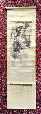 אמן לא מזוהה, ציור מגילה יפני, דיו על משי, 192X61ס"מ, חתום.