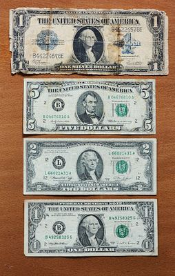 ארה"ב- USA לוט 4 שטרות דולרים, 
1) 1 דולר 1923 VG.
2) 1 דולר 1995, VF.
3) 2 דולר 1976 VF.
4) 5 