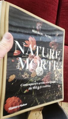 ספר על יצירות טבע דומם מודרניות. 
Nature Morte- Michael Petry, כריכה קשה (הולוגרמה בכריכה) 