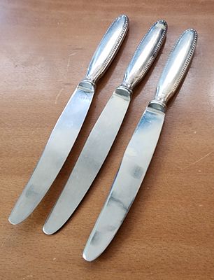 3 סכינים ידיות מכסף גבוהה. אורך 21ס"מ. הכסף נבדק.