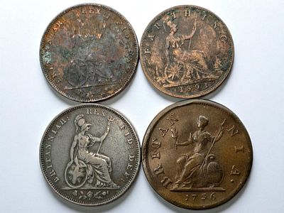 4 מטבעות אנגליה מהמאות ה18-19. 3 מהם עם דיוקן המלך ג'ורג ו1 עם דיוקן המלכה ויקטוריה.