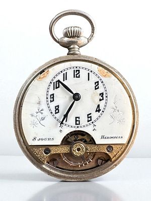 שעון כיס שווייצרי עתיק תוצרת Hebdomas, לוח מעוטר. מנגנון מכני במצב עבודה. קוטר: 5 ס"מ.