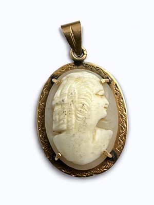 תליון קמאו עתיק מגולף ביד בדמות צדודית אשה, מסגרת זהב 14k. לא חתום, זהב נבדק. 
מידות: 2x2 ס"מ. 