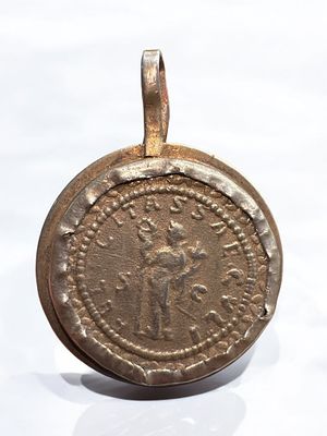 תליון משובץ מטבע (המטבע לא מזוהה). אורך: 3.5 ס״מ.