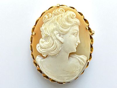 סיכה/תליון קמאו עתיקה וגדולת מימדים, מסגרת עשויה זהב 14k. . מידות: 4.5x3.5 ס"מ. 
משקל כולל: 11.5 גרם.