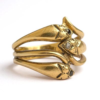 טבעת זהב 14k מעוצבת בצורת 3 נחשים משובצים יהלומים. משקל: 4.33 גרם.