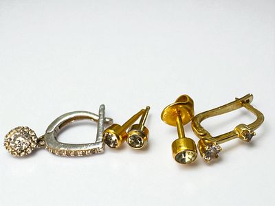 לוט עגילי זהב 14k, חלקם משובצים יהלומים. משקל: 2.9 גרם.