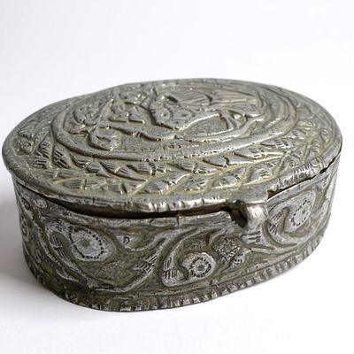 קופסה לטבק עתיקה עשויה כסף. המאה ה19. לא חתומה - כסף נבדק. 7x5.5 
2.5 גובה