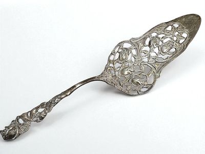 כף הגשה עשויה כסף 835 תוצרת הצורפים. אורך: 15 ס״מ 
משקל: 55.80 גרם.