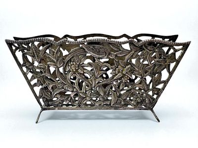 מתקן אירופאי עתיק למפיות עשוי בעבודת חוסר, עשוי כסף 800. רגל אחת חסרה. מידות: 13.5x6.5 ס"מ. 