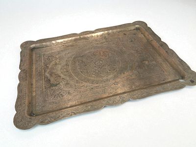 מגש כסף 84 פרסי עתיק מעוטר חריטות צפופות. מידות: 35x25 ס"מ. 
משקל: 586 גרם.