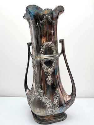 כד ארט נובו מפואר מצופה כסף. חתום. סוף המאה ה19. גובה: 29 ס״מ.