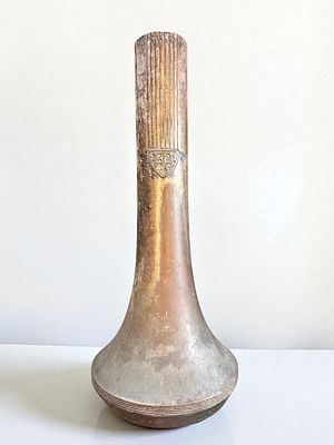 כד נאו-קלאסי עתיק מצופה כסף. חתום. סוף המאה ה19. גובה: 40 ס"מ.