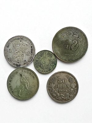 5 מטבעות עולם עשויים כסף 500-720. משקל: 47 גרם.