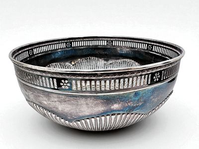 קערת כסף 800 גרמנית עתיקה, היצרן Wilhelm Binder חתומה. קוטר: 21 ס"מ. 
משקל: 326 גרם.