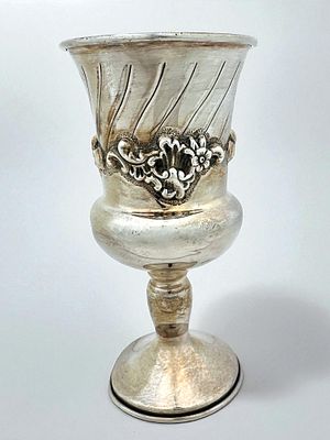 גביע קידוש עשוי כסף סטרלינג 925. גובה 14.5 ס״מ 
משקל 117 גרם