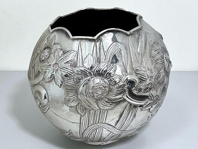 כד כסף סטרלינג 925 ארט נובו עתיק ומפואר, גוף הכד מעוטר תבליטי צמחיה. מידות: 20x19 ס"מ. 
משקל: 