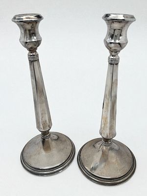 פמוטי כסף סטרלינג 925, היצרן Rotem. גובה 26 ס״מ 
משקל 332 גרם