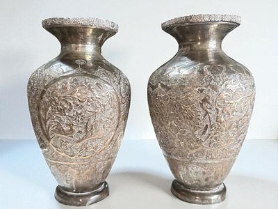 2 כדים פרסים עתיקים עשויים כסף 84. עיטורי צמחיה צפופים. חתומים. גובה: 19 ס״מ. 
משקל: 554 גרם.