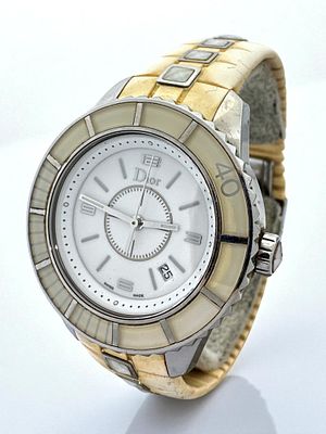 שעון שווייצרי נשי תוצרת דיור Dior, מנגנון קוורץ במצב עבודה תקין. רצועה ואבזם מקורי. קוטר: 34 ס״מ.