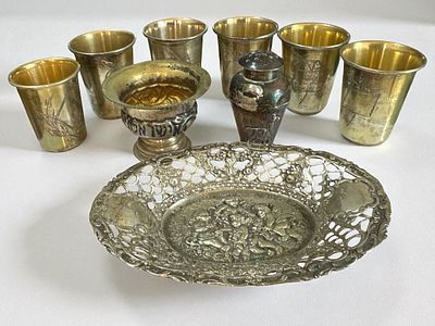 לוט כלי כסף כולל סט של 6 כוסות קידוש. אחוזי כסף 800-925. משקל: 166 גרם.