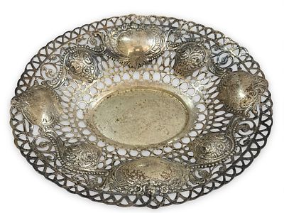 קערת כסף 800 מעוטרת עבודת בלט. מידות: 24x21 ס״מ. 
משקל: 268 גרם.