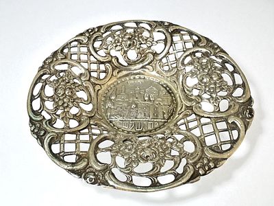 קערת כסף 800 מעוטרת תבליט נוף ירושלים וכיתוב "ירושלם". אורך: 11.5 ס״מ. 
משקל: 64 גרם.