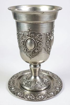 גביע כסף וצלוחית עשויים כסף סטרלינג 925. גובה הגביע: 14 ס״מ. 
משקל: 87.50 גרם.