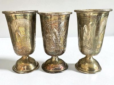 3 גביעי כסף 84 רוסים עתיקים. חתומים. גובה: 5.2 ס״מ. 
משקל: 57.66 גרם.