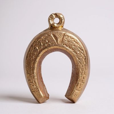 תליון זהב 14k בצורת פרסה. אורך: 1.9 ס״מ. 
משקל: 0.99 גרם.