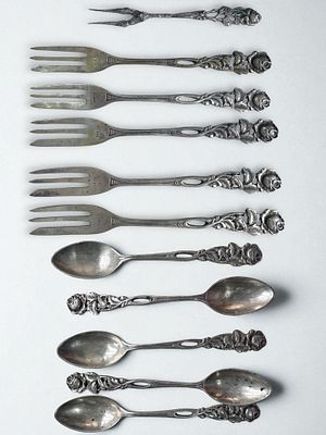 11 חלקי סכו"ם כסף 800 מעוטרים תבליטי פרחים. משקל: 186 גרם.