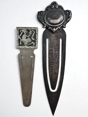 זוג סימניות עשויות כסף, אחת מהן עתיקה. חתומות. משקל: 15 גרם.