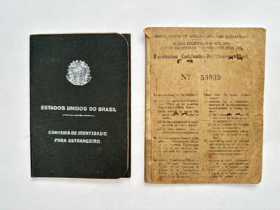 2 תעודות של יהודים משנות ה40 כולל דרכון ברזילאי.