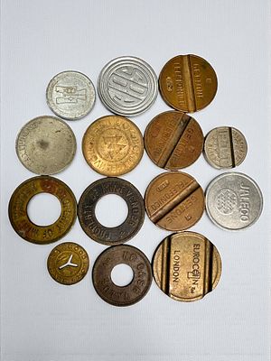 לוט טוקנים ואסימונים, חלקם מוקדמים.