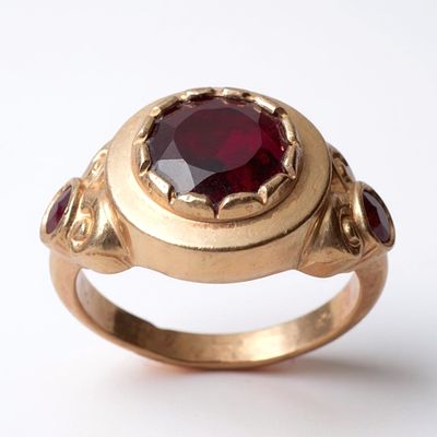 טבעת זהב 14k משובצת גרנטים. חתומה. עיצוב עשיר ומיוחד. משקל: 5.89 גרם.